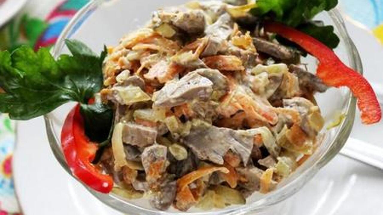 Вкусный салат Обжорка с курицей и солеными огурцами - Рамблер/женский