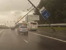 В Москве на автомобиль упал фонарный столб