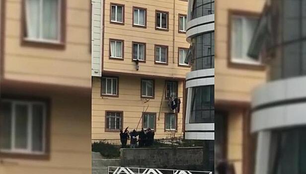 В Турции соседи поймали выпавшего из окна ребенка