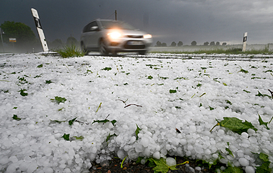 Град с куриное яйцо выпал в Подмосковье