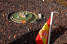 Десятки тысяч мадридцев вышли на антиправительственную акцию протеста
