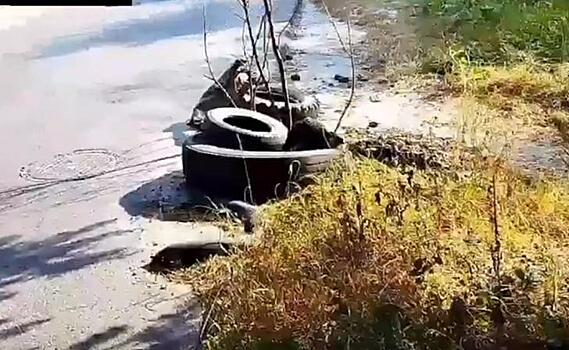 В Курске на новой дороге между улицами Гремяченская и Орловская осталась старая яма