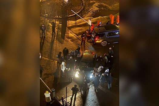 В Екатеринбурге сотни иностранцев ночуют у миграционного центра, чтобы остаться в России