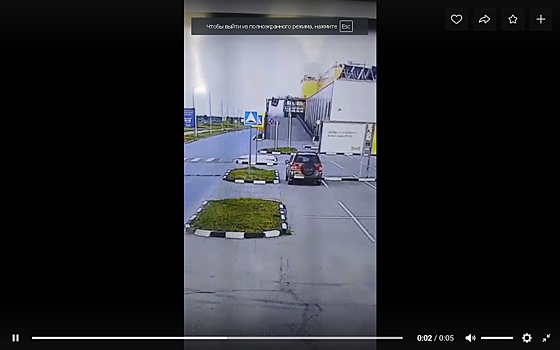 Видео: автолюбитель, выезжая с парковки на автомобиле, сделал два сальто и сбежал