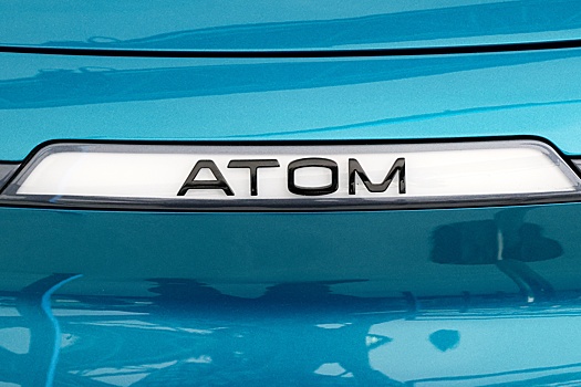 Россиянам показали первый отечественный электромобиль "Атом"