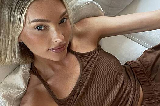 Супермодель последовала тренду на торчащее белье