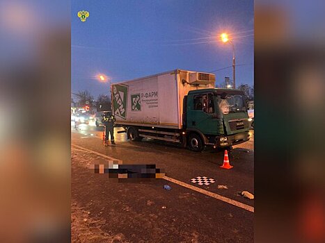 Грузовик насмерть сбил человека на западе Москвы