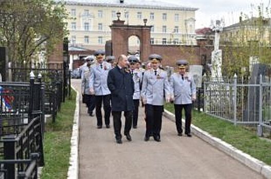 Артем Хохорин поздравил ветеранов с Днем Победы