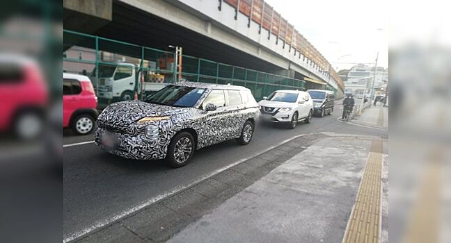 Mitsubishi Outlander новой генерации сверкнул оптикой на свежих фото и видео