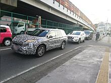Mitsubishi Outlander новой генерации сверкнул оптикой на свежих фото и видео