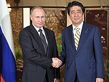 Путин и Абэ посмотрели показательные выступления в центре дзюдо