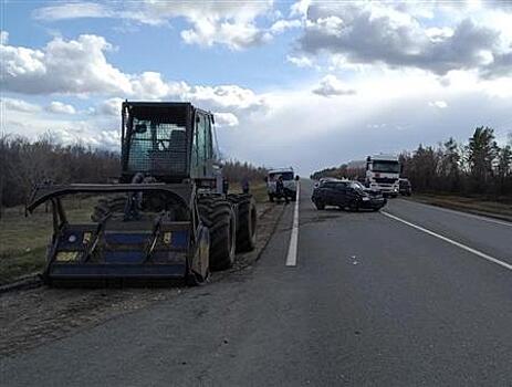 Два человека пострадали в ДТП с легковушкой и трактором в Самарской области