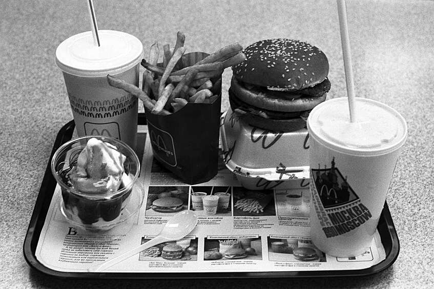 Ассортимент блюд в первом ресторане «Макдоналдс» на Пушкинской площади в Москве, 31 января 1990 года
