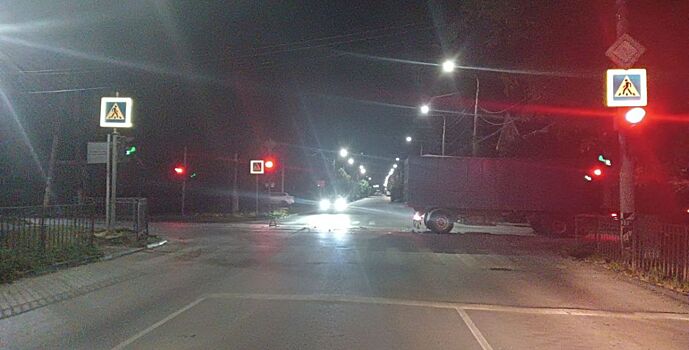 В Таганроге мотоцикл врезался в грузовик