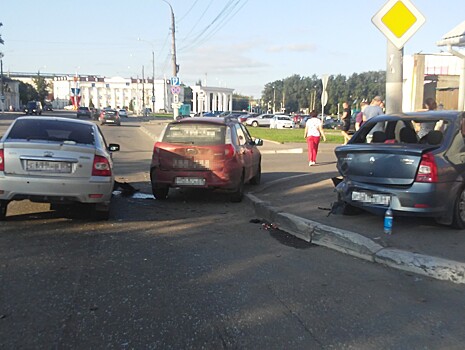 В Твери в результате столкновения трех автомобилей пострадали двухлетняя девочка и мужчина