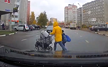 В Ярославле молодая мама с коляской и с ребёнком бросилась под колёса: видео