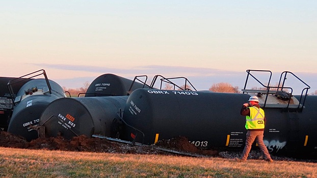 Утечка опасных химикатов произошла в США из-за схода поезда с рельсов