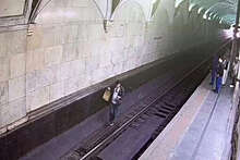 Пьяный москвич решил устроить фотосессию и спустился на рельсы в метро