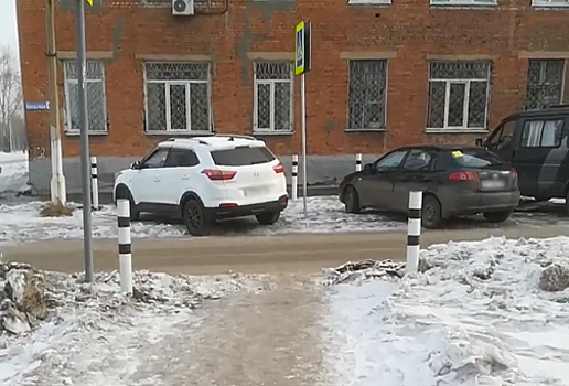 Кузбасский автовладелец припарковал машину на пешеходном переходе