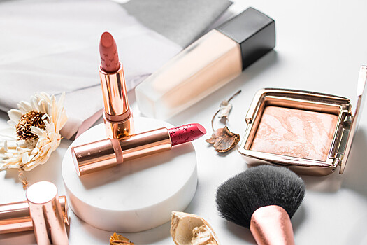 Визажисты дали советы по использованию хайлайтера и пудры в макияже