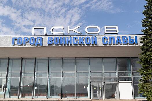 Квадрокоптер с камерой упал на территории аэропорта в российском городе