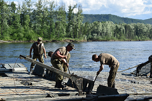 В Селемджинском районе военные восстанавливают транспортное сообщение через реку