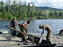 В Селемджинском районе военные восстанавливают транспортное сообщение через реку