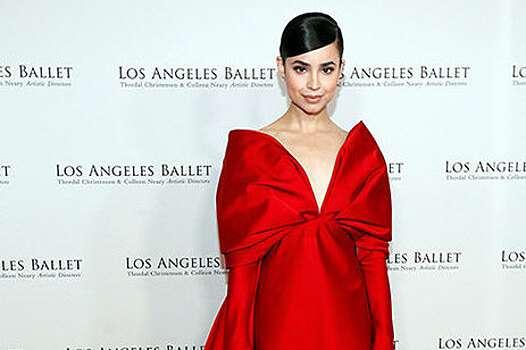 Прекрасны в красном: самые эффектные звездные платья недели