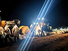Замазученный грунт с пляжа в анапской станице убирали даже в рождественскую ночь