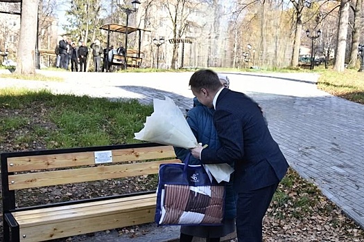 В Златоусте установили именную скамью ветерану Великой Отечественной