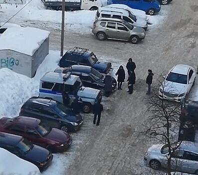 В Уфе женщина исцарапала гвоздем около 15 припаркованных машин