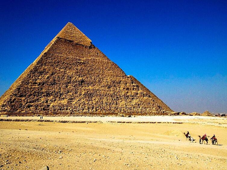 Полюбуйтесь великими пирамидами Гизы за пределами Каира, Египет.