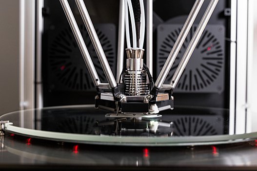 Инженеры используют 3D-принтер для печати стекла