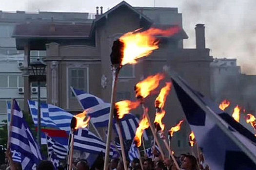 Греческие правые провели факельное шествие из-за названия Македонии