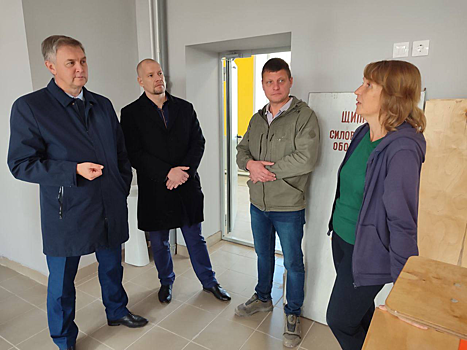 Спикер Заксобрания Кировской области Роман Береснев ознакомился с результатами работы волонтеров СВО и развитием системы образования в Омутнинске