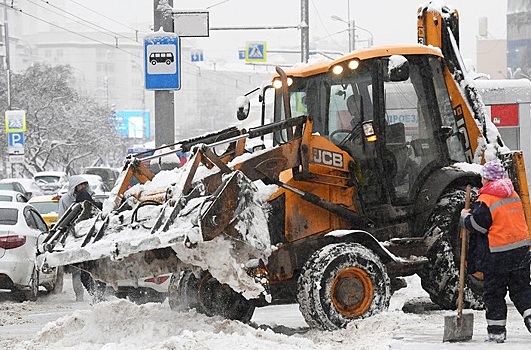 Снегоуборщик снес ковшом школьника на тротуаре