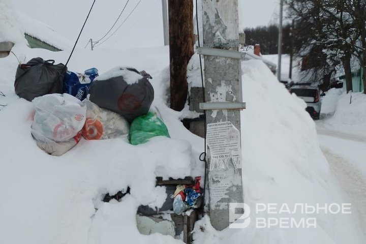 В поселках Казани долгое время не вывозят мусор