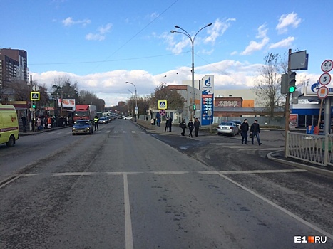 На Вторчермете женщина сбила мать с двумя детьми на пешеходе