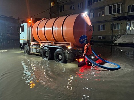Женщина провалилась в открытый люк во время ливня в Краснодаре