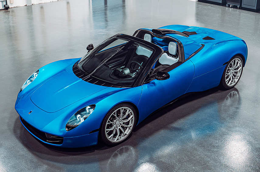 GMA T.33 V12 от «пятидесятки» в дефорсированном до 617 л.с. исполнении применяется на второй среднемоторной разработке Гордона Мюррэя — T.33 и тарге T.33 Spider. Он дополнен 48-вольтовым стартер-генератором и развивает 90 процентов крутящего момента в диапазоне 4500-10 500 об/мин. А 75 процентов тяги есть под педалью уже при 2500 об/мин. Аэродинамика спартанского хайтекового суперкара довольно интересна. Дабы не нарушать гармонию вычищенного от «визуального шума» кузова конструкторы пустили в ход эффективную систему PBLC (Passive Boundary Layer Control) с воздуховодами в днище и диффузором