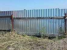 Жительницу Саратова через суд обязали снести металлический забор на спорной земле