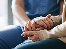 Сколько стоит нанять сиделку и когда без её помощи не обойтись? Отвечают эксперты