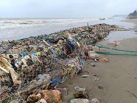 Туристы покидают пляж в центральном Вьетнаме из-за мусора и эрозии