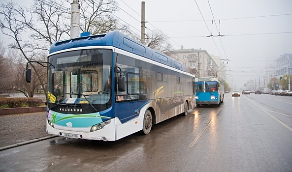 На севере Волгограда легковушка врезалась в троллейбус №12