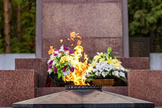 Свердловчане возложили цветы в память о дне окончания Второй мировой войны