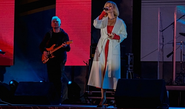 На концерте в Волгограде Валерия спела военные песни под кинохронику