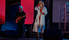 На концерте в Волгограде Валерия спела военные песни под кинохронику