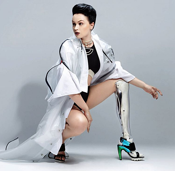 А модель и певица Виктория Модеста сама уговаривала врачей удалить ей ногу. Дефект тела она получила вследствие родовой травмы. ей делали множество безуспешных операцией, а ощутить себя полноценным человеко девушка смогла лишь после ампутации.