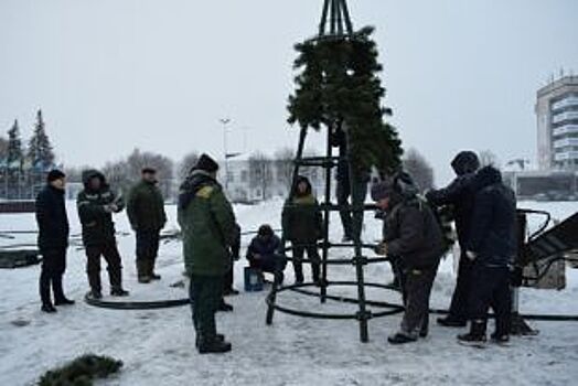 На Соборной площади Ульяновска начали устанавливать новогоднюю ёлку