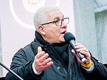 Отец Эми Уайнхаус подал в суд на подруг певицы